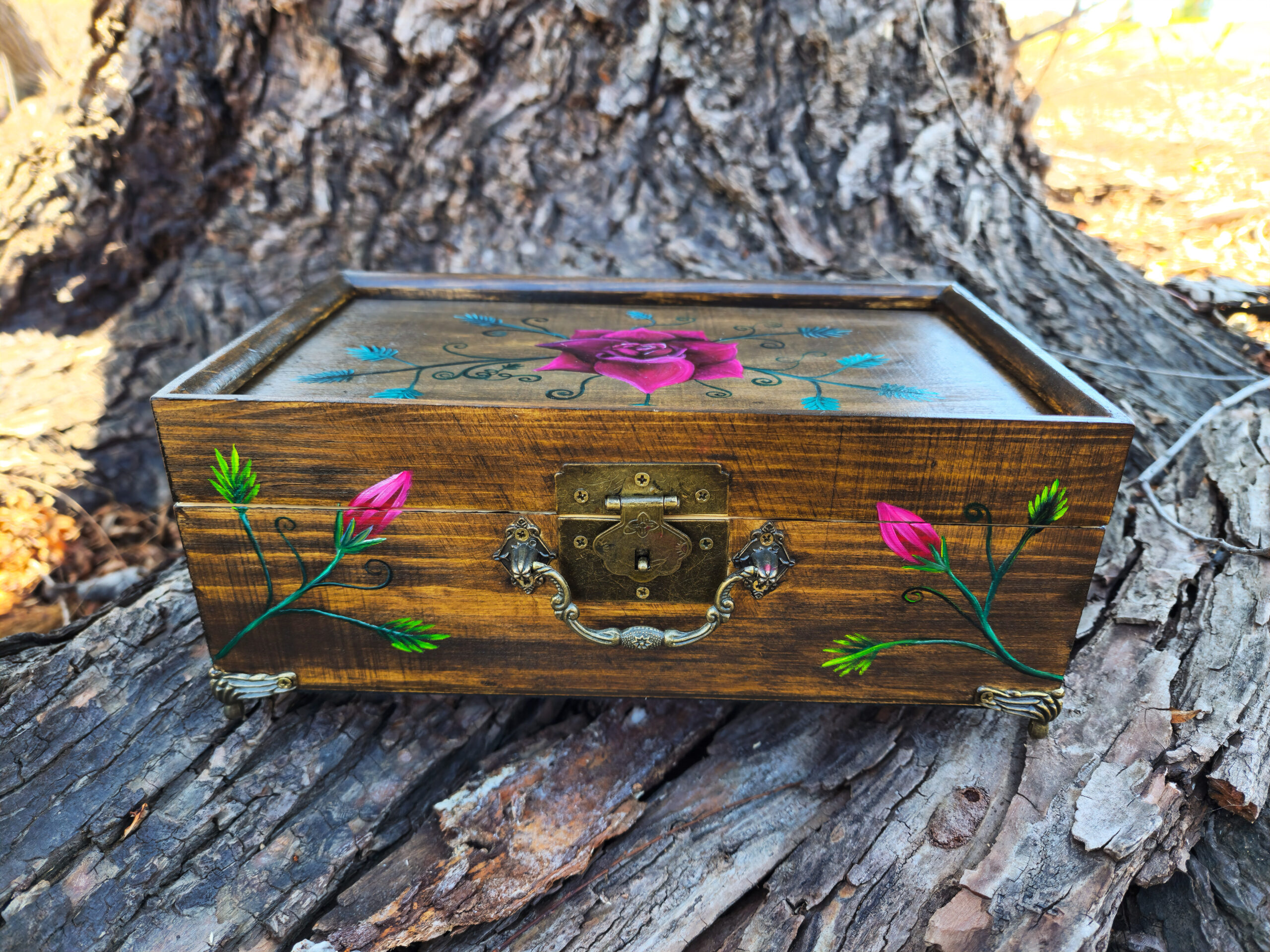 Beautiful handpainted trinket boxes with metal feet and a mirror. This cute trinket box is an ideal gift for a special beloved one. You can store jewelry such as rings, necklaces, bracelets, or anything you would like to keep in a particular place, especially in this elegant and artistic trinket box.