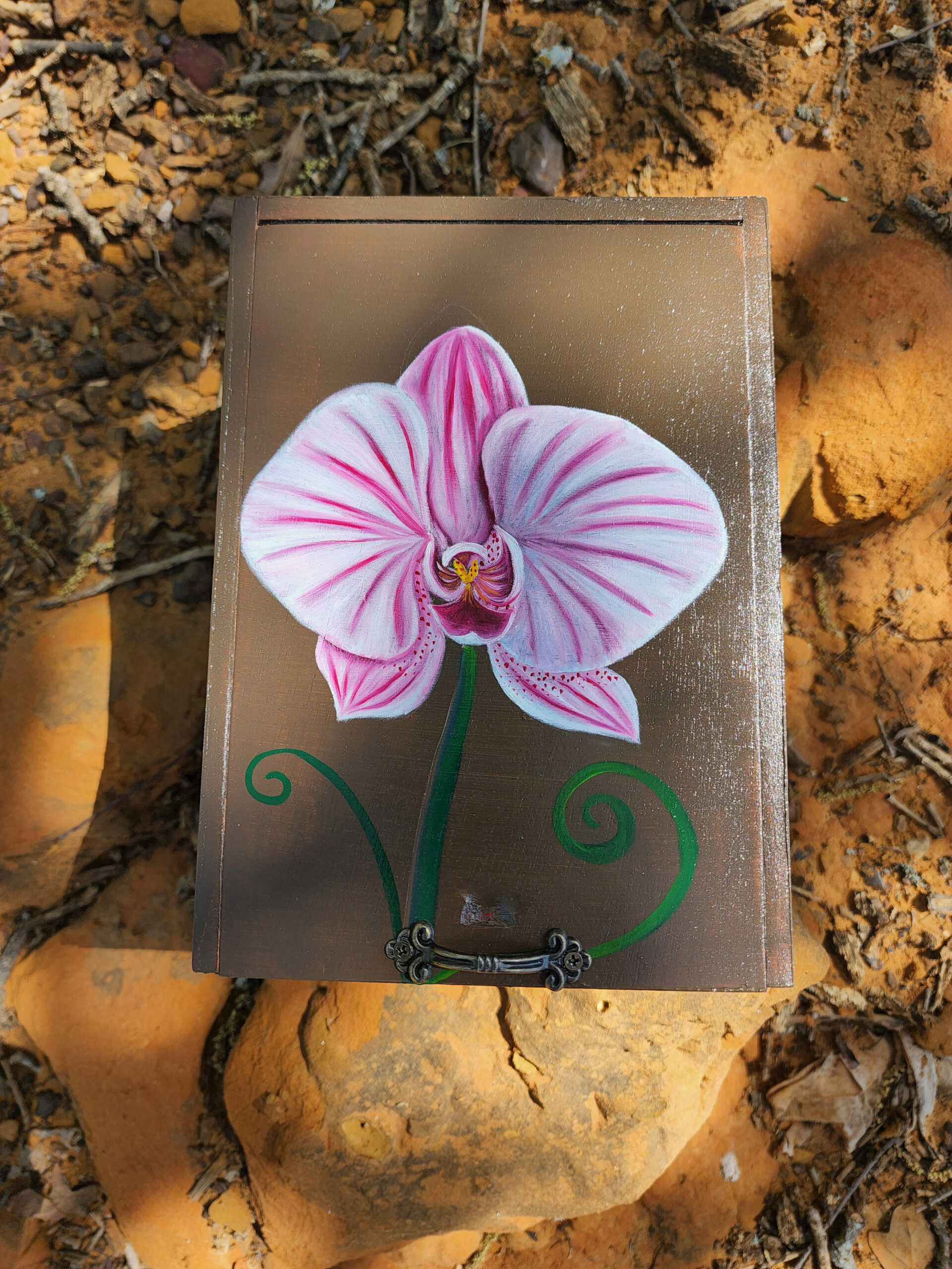 This is one of a kind handpainted wood trinket box with layers of felt inside and in the base, has metal feet and a handle. This cute trinket box is an ideal gift for a special loved one. You can store jewelry such as rings, necklaces, bracelets, or anything you would like to keep in a particular place, especially in this elegant and artistic trinket box.