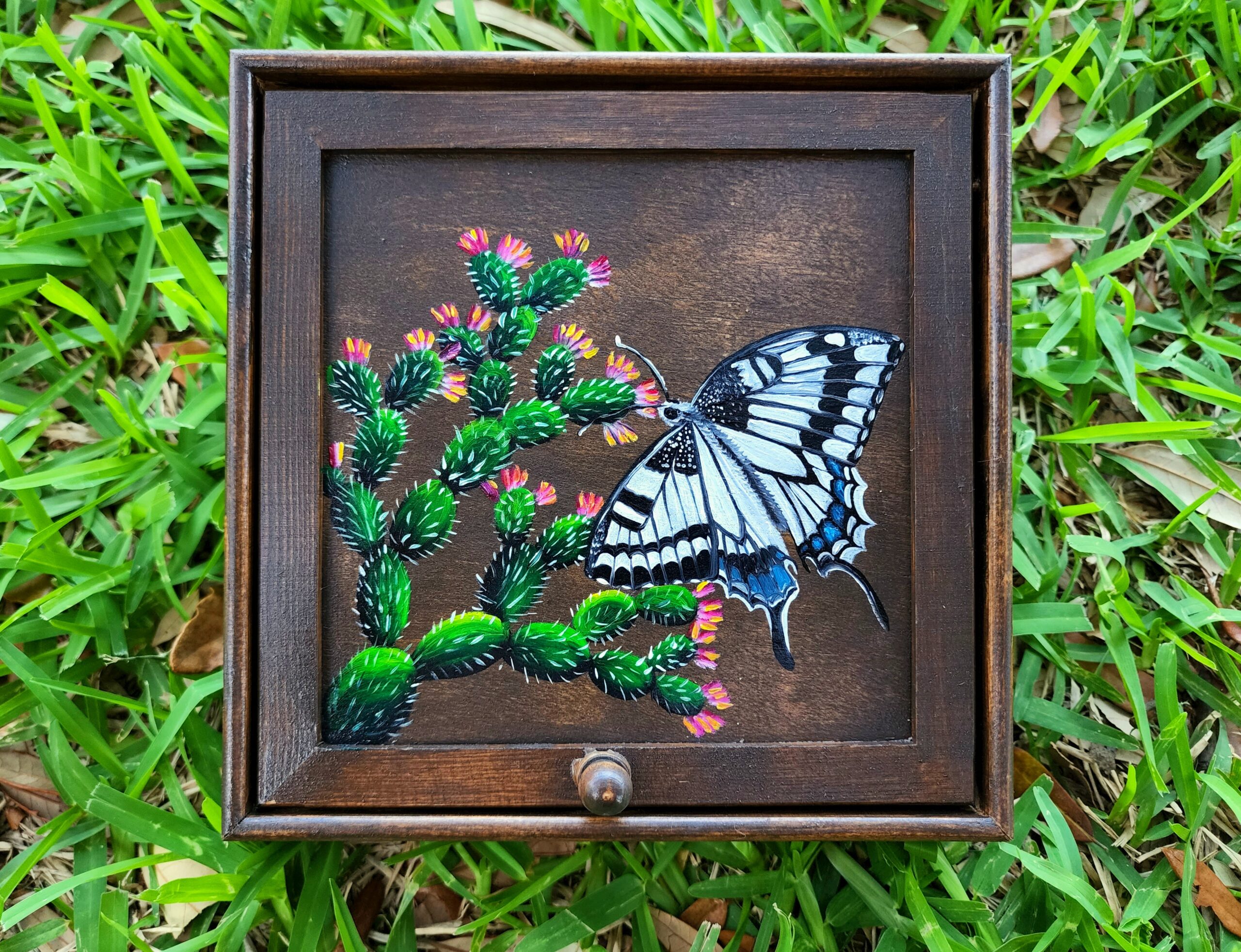 Beautiful handpainted wood trinket box with a mirror and a covered silver leaf handle. This cute trinket box is an ideal gift for a special loved one. You can store jewelry such as rings, necklaces, bracelets, or anything you would like to keep in a particular place, especially in this elegant and artistic trinket box.