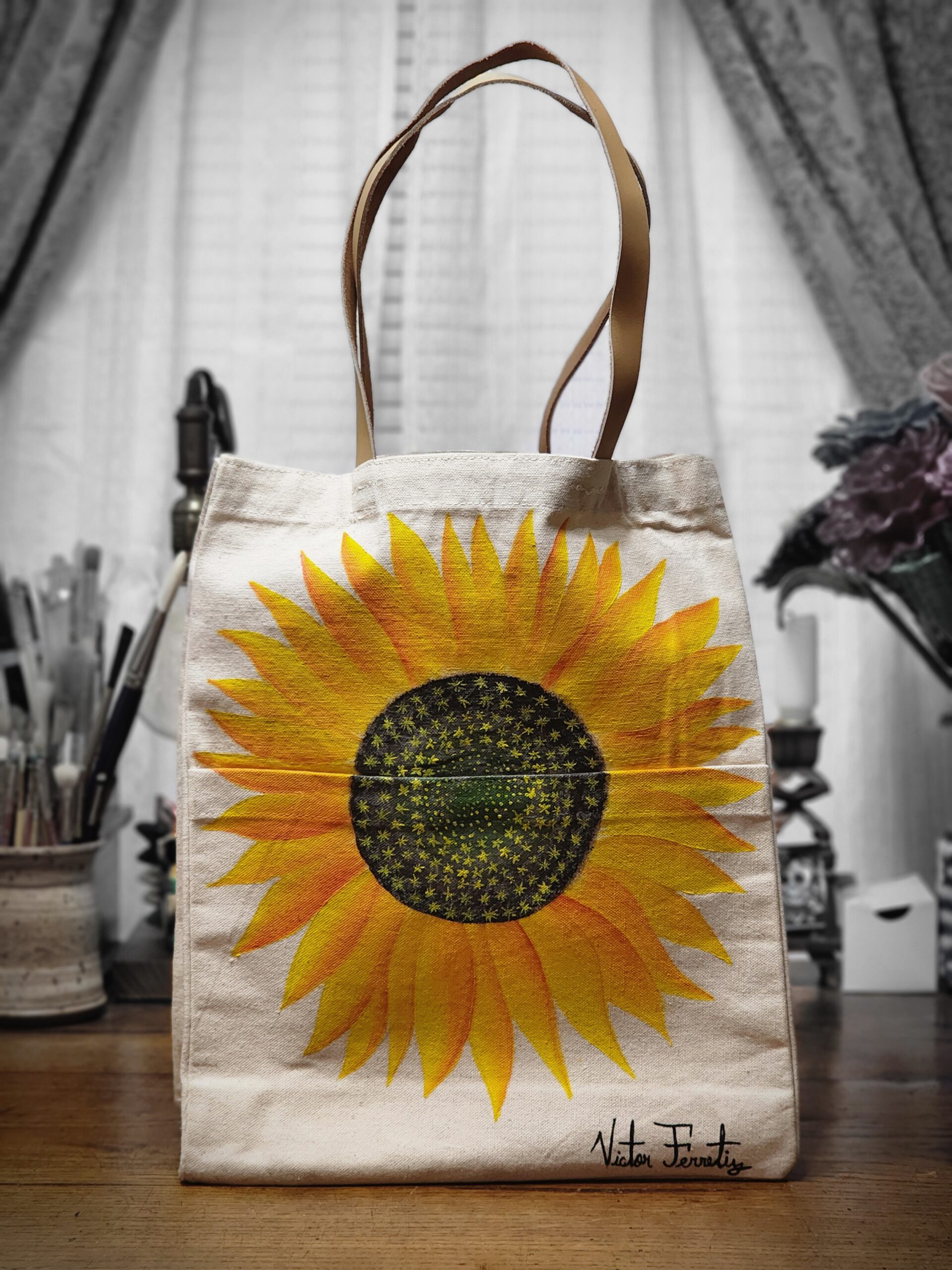 Original hand-painted tote bag with a front pocket and leather handles. Very strong and washable.