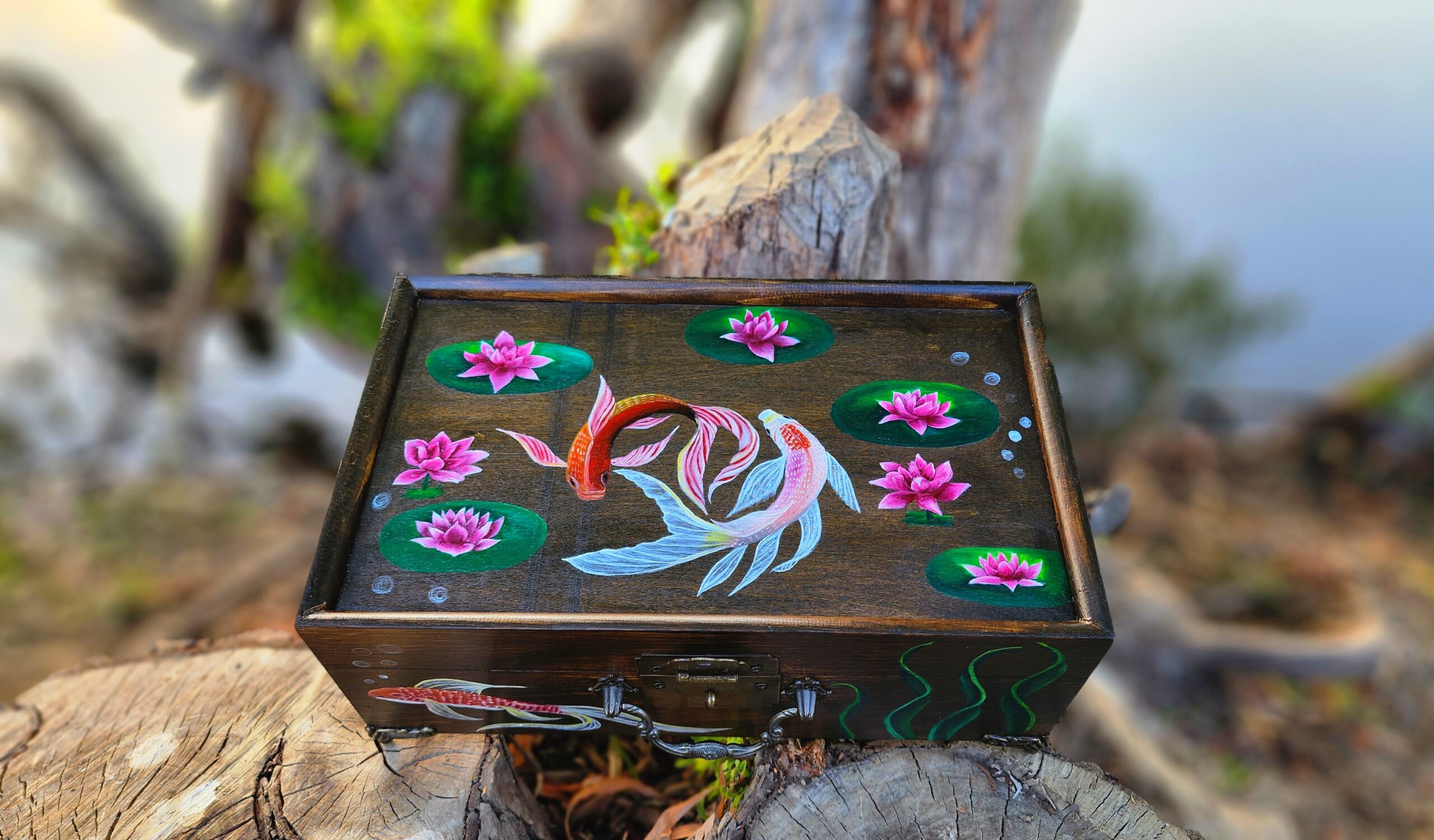 Beautiful handpainted trinket boxes with metal feet and a mirror. This cute trinket box is an ideal gift for a special loved one. You can store jewelry such as rings, necklaces, bracelets, or anything you would like to keep in a particular place, especially in this lovely and artistic trinket box. Not rings included.