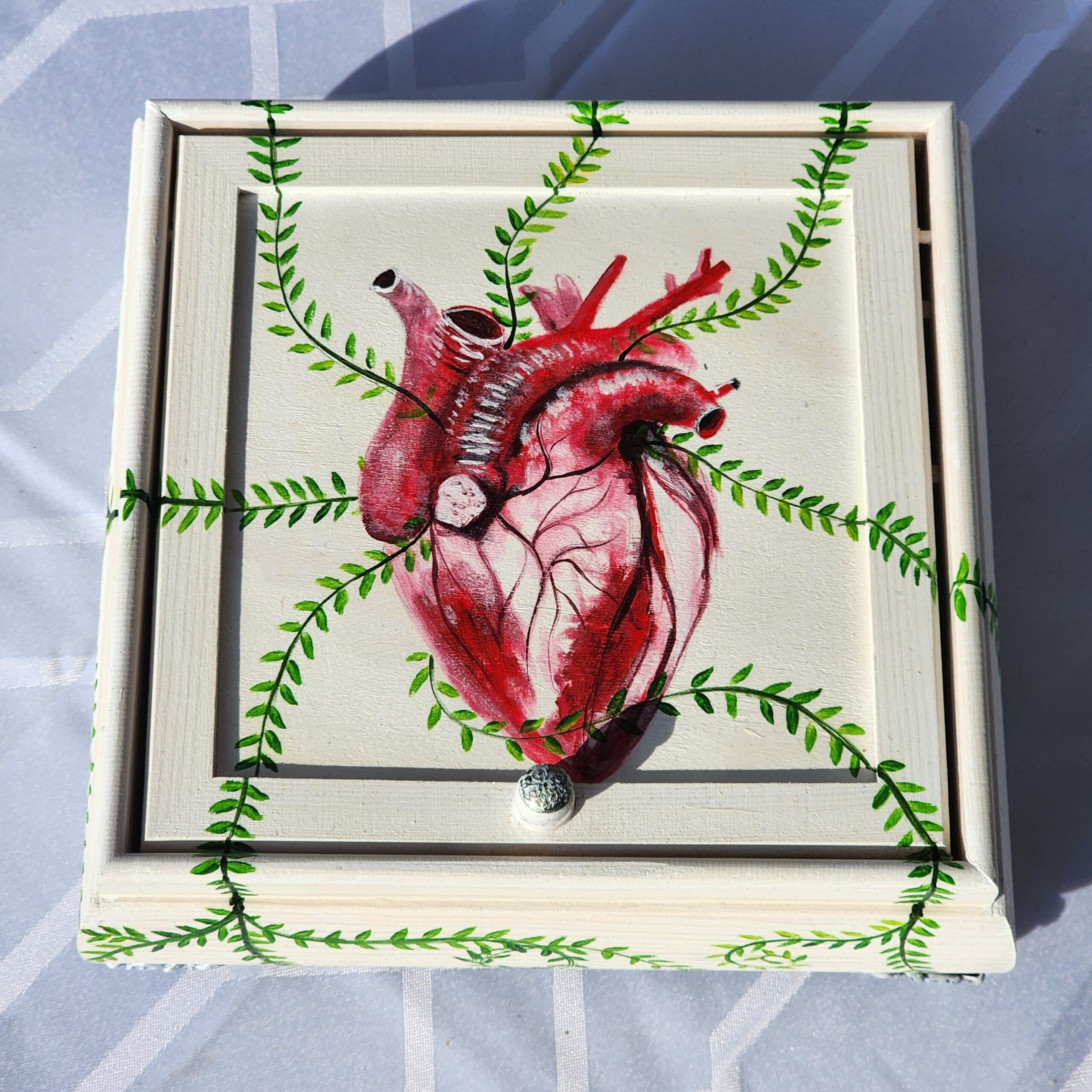 Beautiful handpainted wooden trinket box with a mirror and metal feet. This cute heart trinket box is an ideal gift for a special loved one. You can store jewelry such as rings, necklaces, bracelets, or anything you would like to keep in a particular place, especially in this elegant and artistic trinket box.