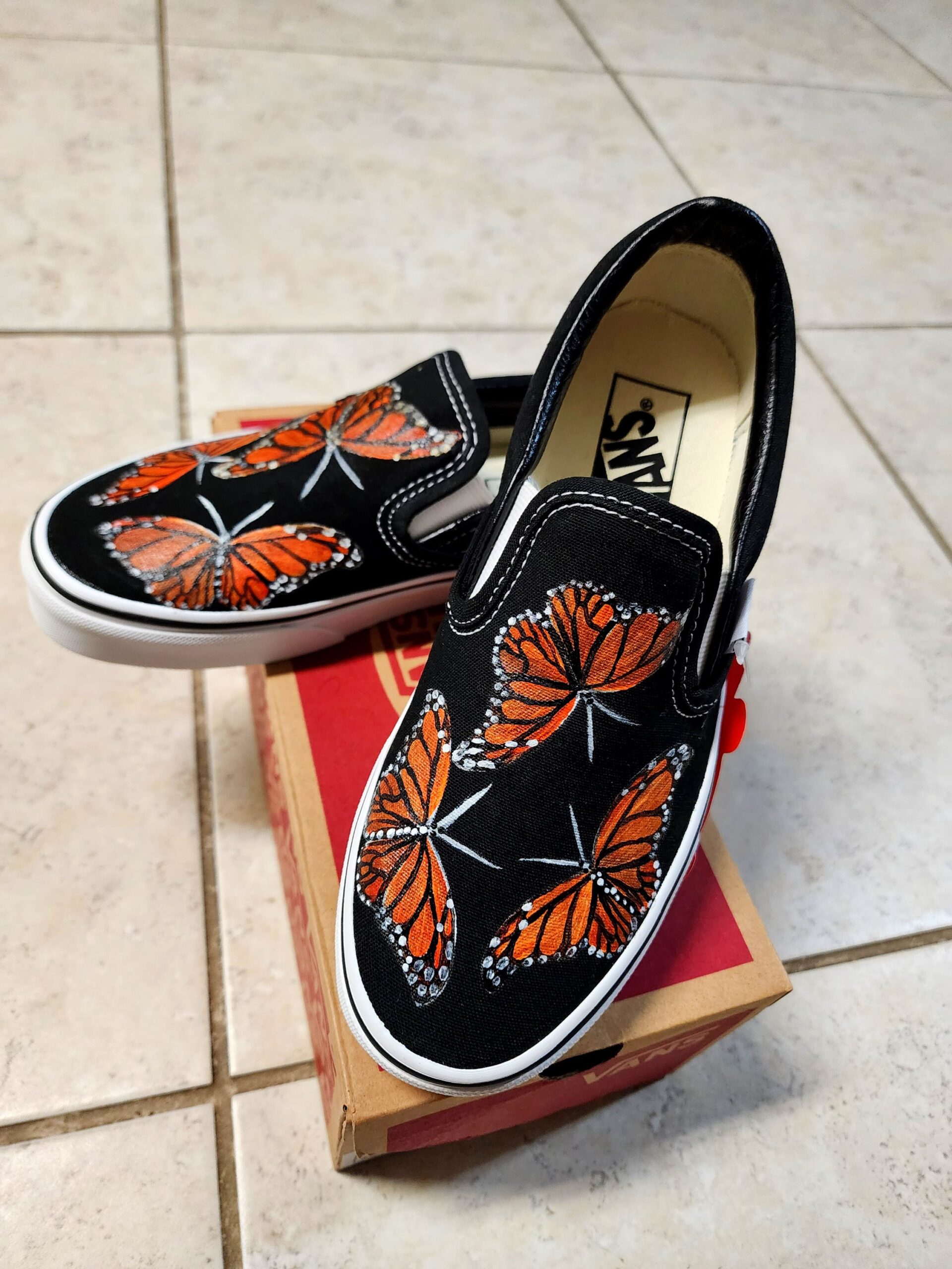 Brand new handpainted vans with a design of monarch butterflies. Textile paint. Washer and dryer safe.
Size: 4.0 US Men | 5.5 US Women.