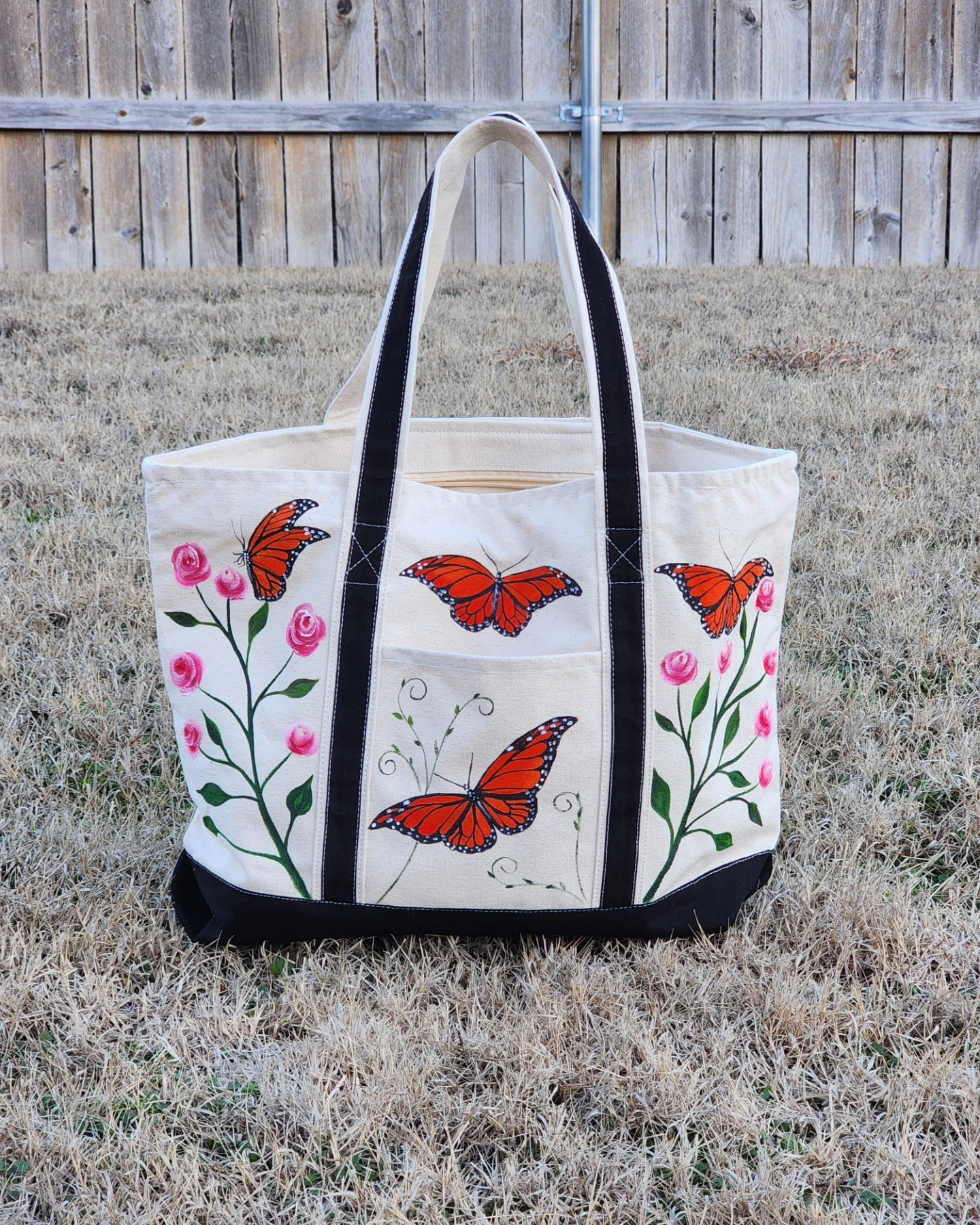 Large Tote bag with lots of space and extra pockets inside and outside. Perfect to carry many things anywhere.