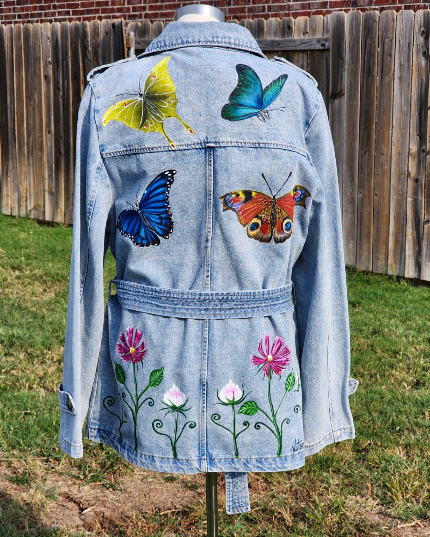 This a women’s XL handpainted denim trench coat with a magnificent design of butterflies and flowers. Textile paint on denim. Washer and dryer safe.